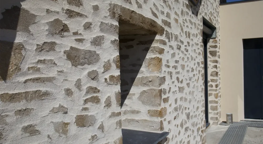 Comment refaire l&rsquo;enduit en pierre d&rsquo;un bâtiment ancien sans perdre en cachet et en performance ?