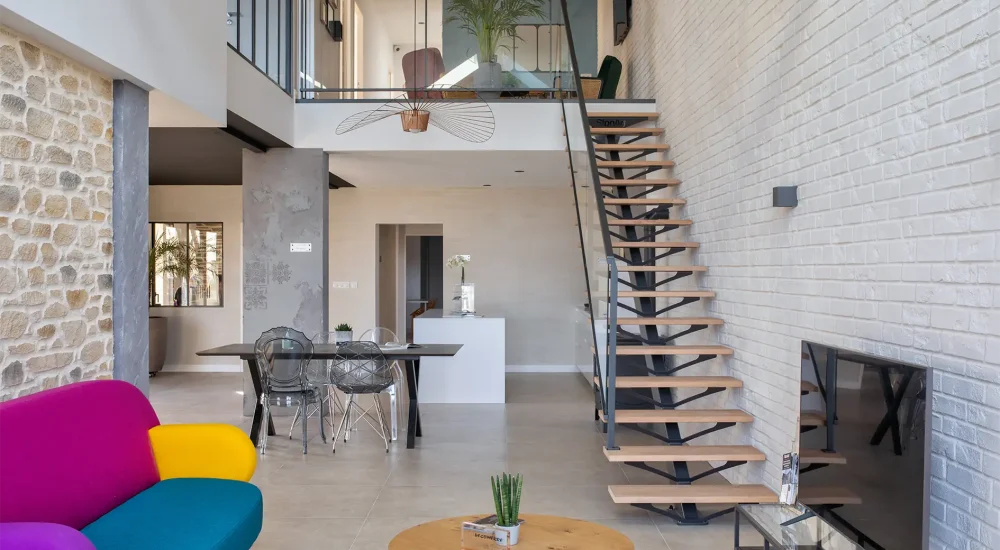 Habiller une cage d&rsquo;escalier grâce à l&rsquo;enduit aspect pierre