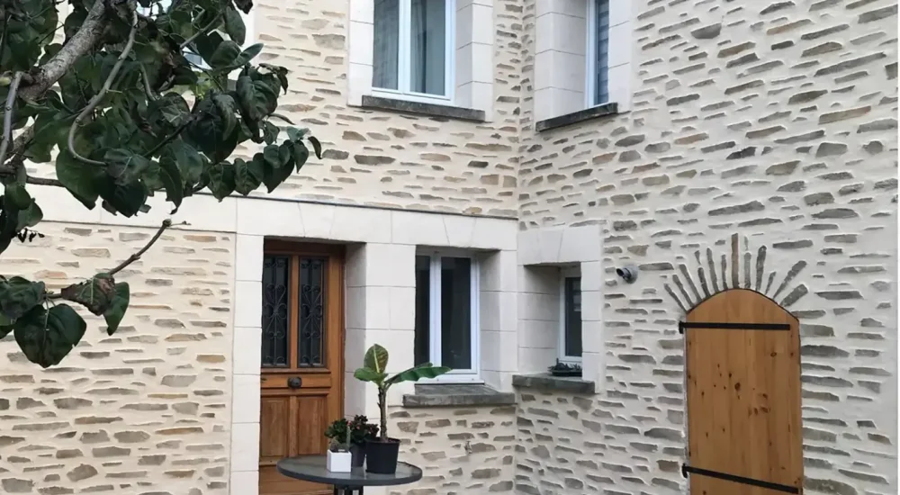 Ravalement de façade : pourquoi choisir un revêtement mural en fausses pierres